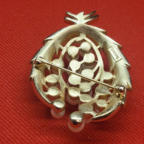 Vintage Trifari Gold Tone Faux Pearl Leaf Brooch Pin - Picture 4 of 10